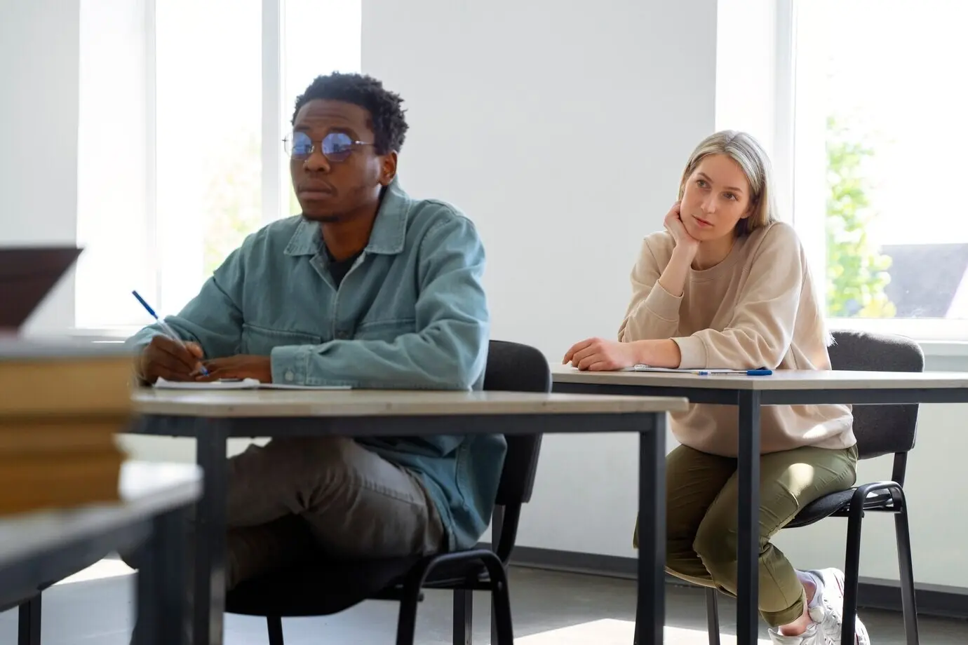 Seitliche Ansicht von Menschen, die Mathematik lernen.