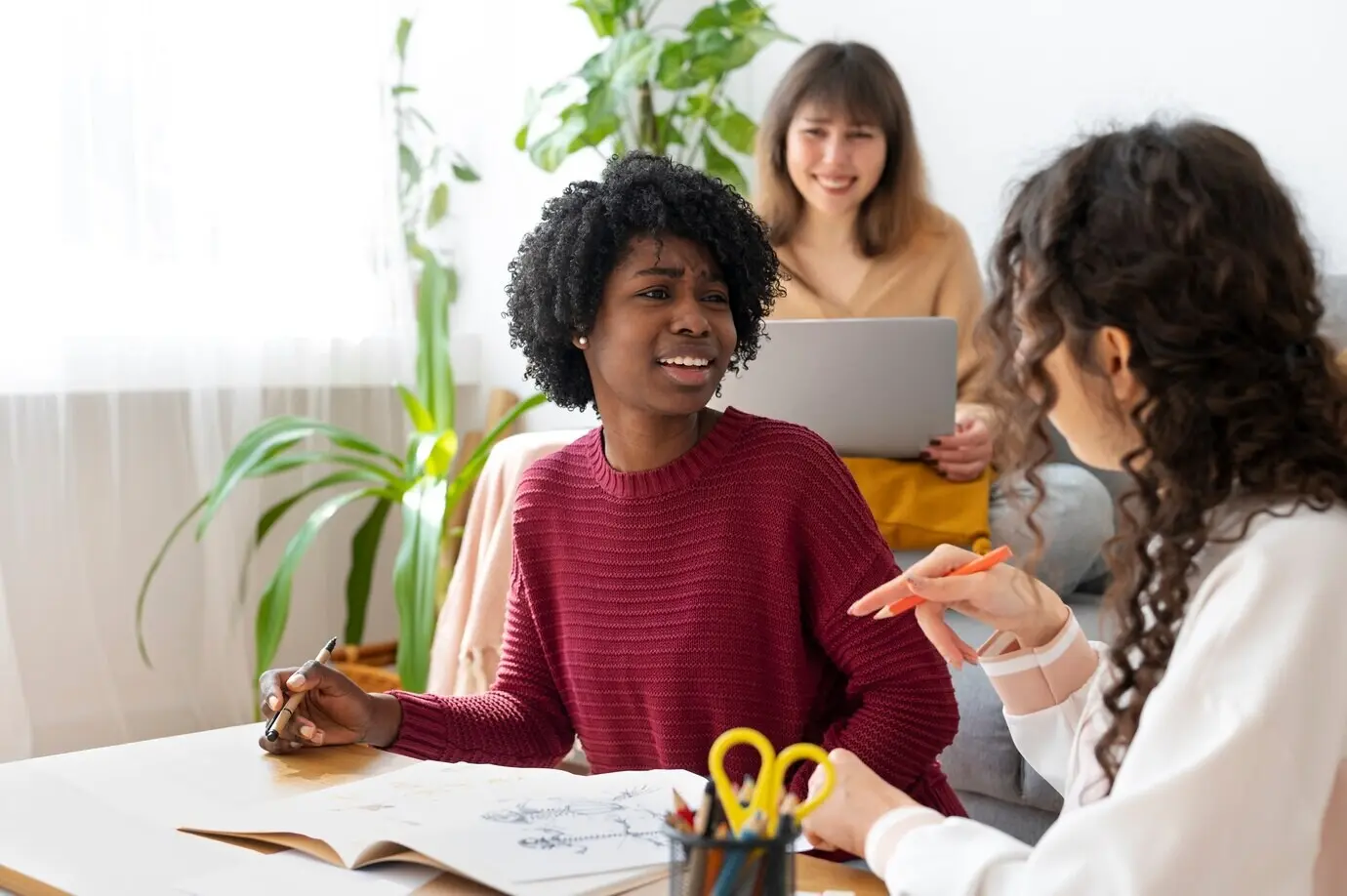 Kollegen, die im Team an einem Projekt arbeiten.